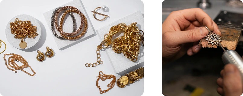 Elegante flat lay compositie van gouden kettingen, armbanden, oorbellen en luxe accessoires gerangschikt op minimalistische display oppervlakken.